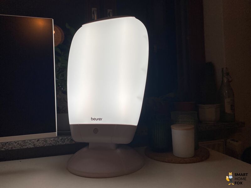 Beurer Tageslichtlampe steht angeschalten auf Schreibtisch